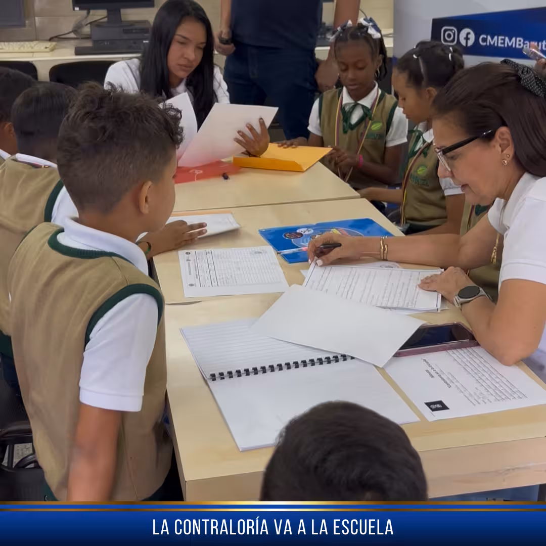 Niños participando en actividades de control estudiantil