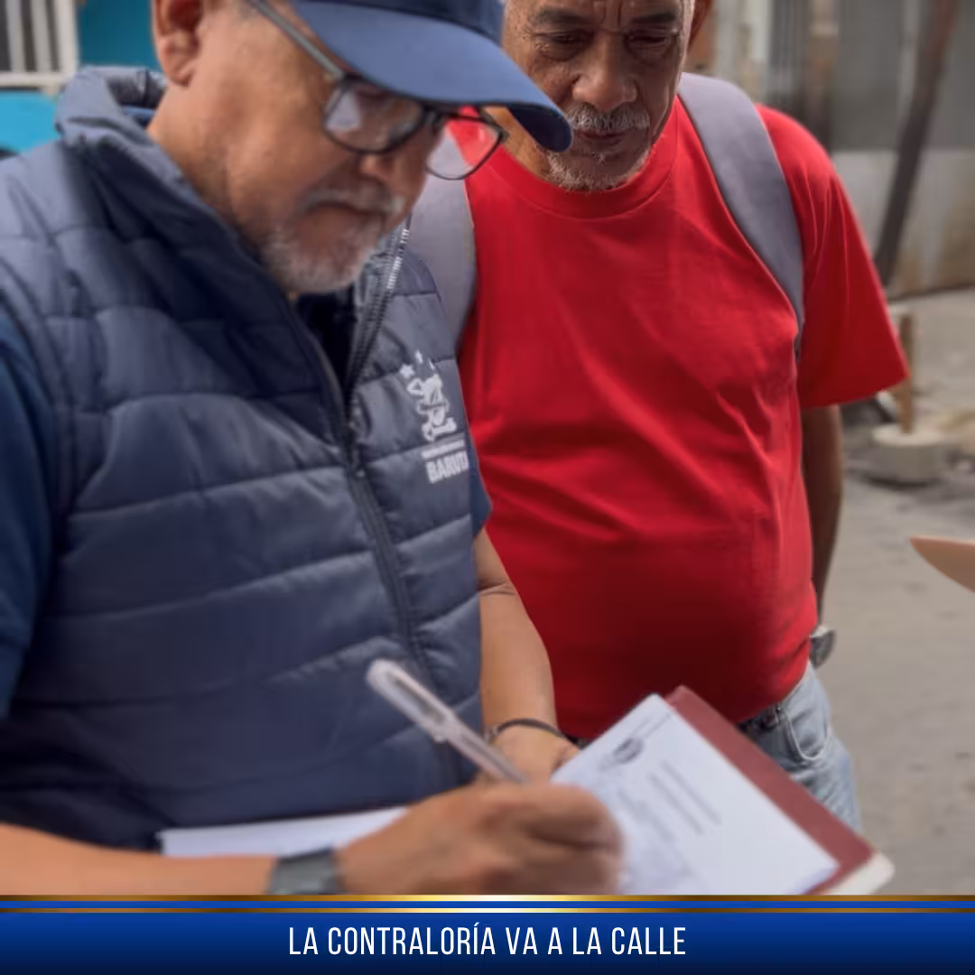 Funcionarios de la Contraloría atendiendo denuncias ciudadanas