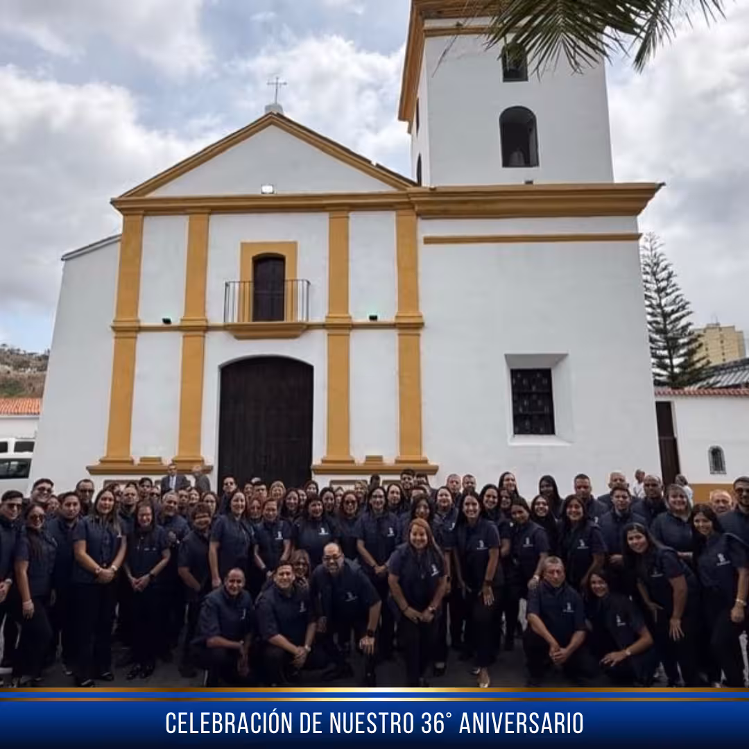 Foto grupal del personal frente a la Iglesia de Baruta