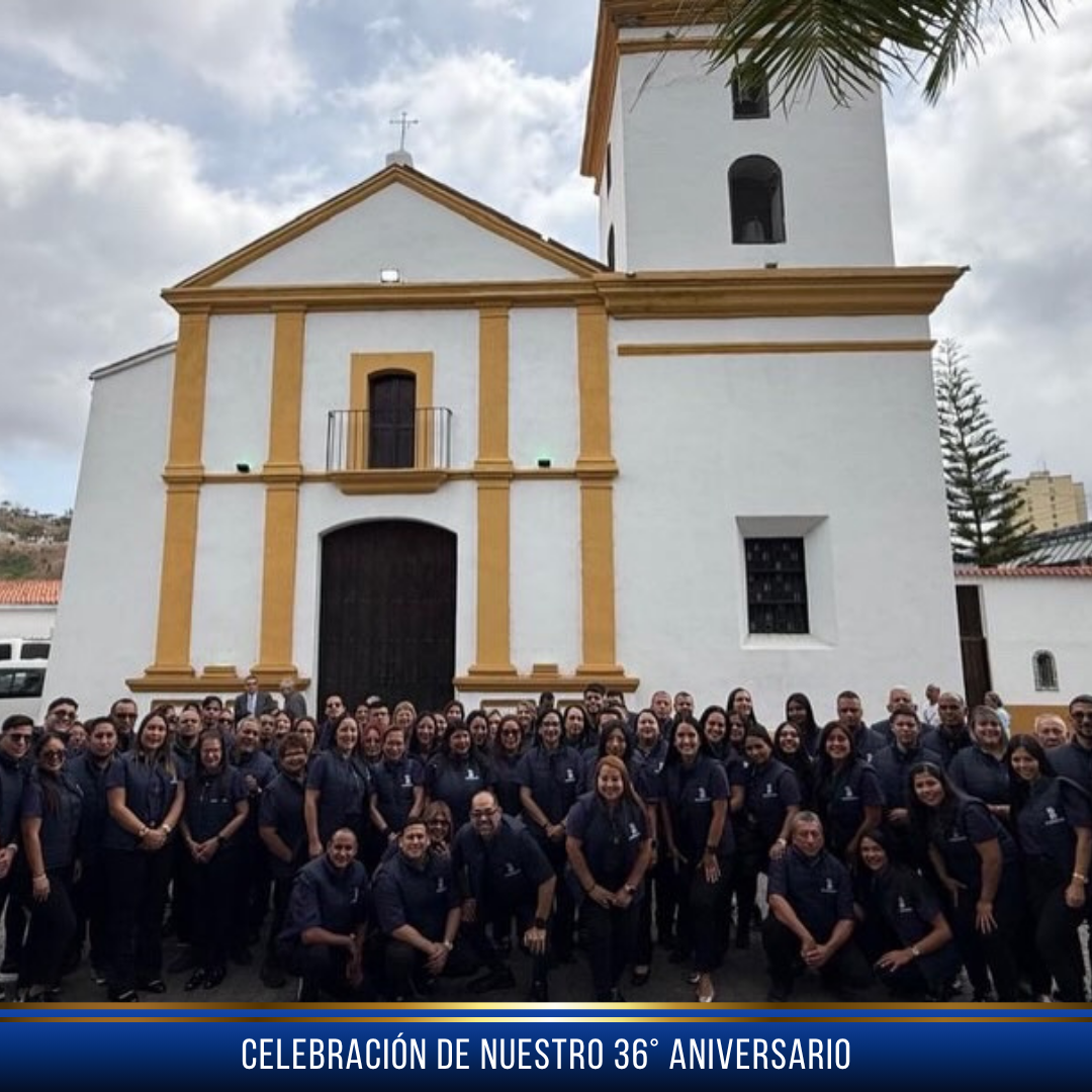 Foto grupal del personal frente a la Iglesia de Baruta